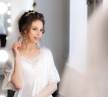 Çekici gelin aynada kendine bakıyor.