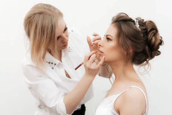 Maquillaje artista compone y pinta los labios de las novias con un lápiz —  Fotos de Stock