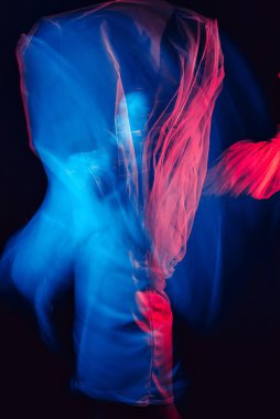 Neon ışıklı bir elbise giymiş dans eden bir kızın soyut portresi.
