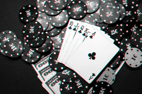 カジノポーカーでカードの組み合わせを獲得.ロイヤルフラッシュ、チップとお金の束 — ストック写真