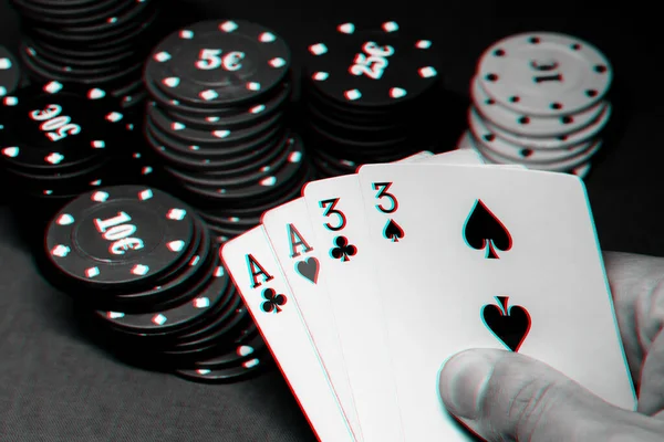 Kaarten met twee paar in poker in de handen van een gokker op de achtergrond van gaming chips — Stockfoto