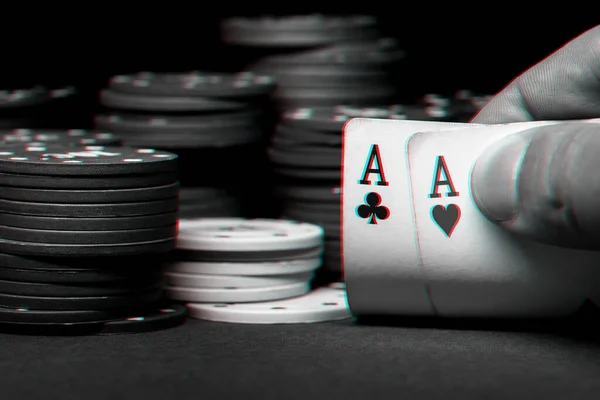 Jogador revela um par de ases no poker contra o fundo de jogar fichas na mesa verde — Fotografia de Stock