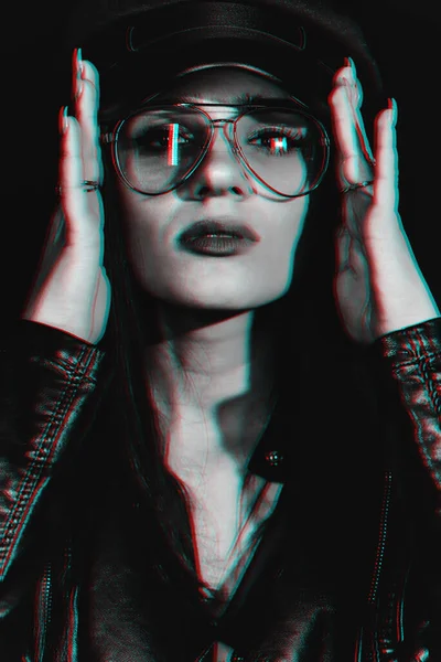 Retrato de moda de una joven con gafas en una chaqueta de cuero y gorra — Foto de Stock