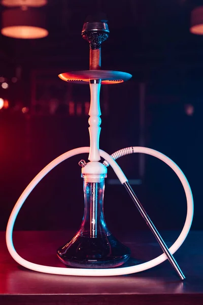 Moderne belle chicha blanche avec une fiole en verre et un bol en métal avec des charbons — Photo