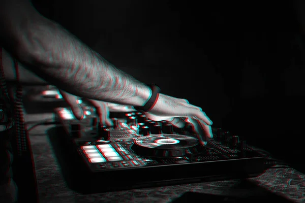 Mãos em DJ tocando música no controlador mixer profissional na boate — Fotografia de Stock