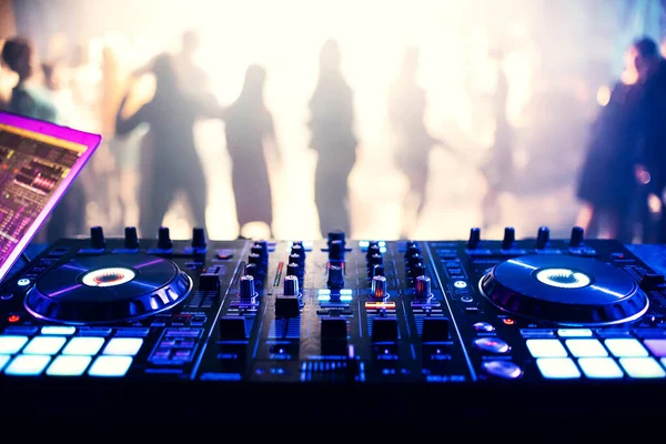 Controlador de música DJ mixer em uma boate em uma festa — Fotografia de Stock