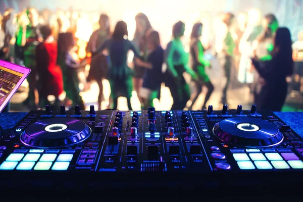 Mezclador DJ controlador de música en un club nocturno —  Fotos de Stock