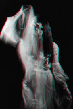 Zihinsel bozuklukları ve bulanık şizofren hastalıkları olan bir kızın soyut portresi.