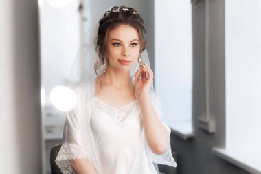 Çekici gelin aynada kendine bakıyor.