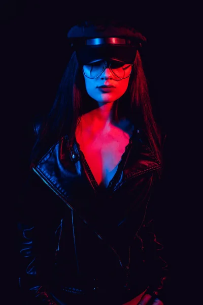 Retrato de moda de uma menina sexy com óculos em uma jaqueta de couro e boné — Fotografia de Stock