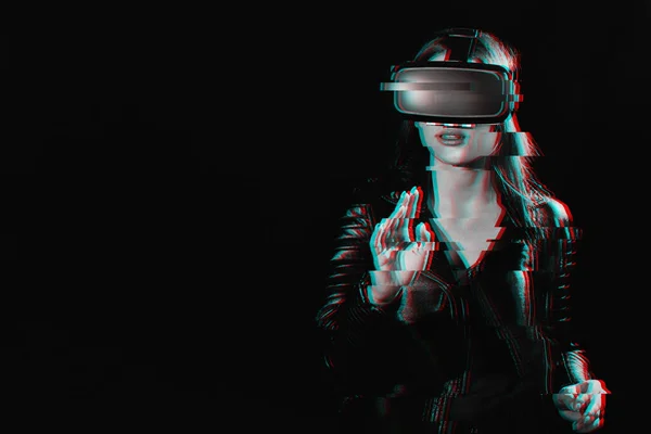 Mädchen mit Virtual-Reality-Brille berührt mit der Hand die Projektionsfläche — Stockfoto