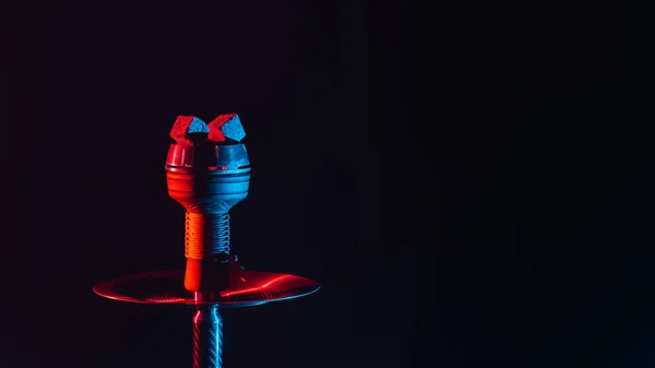 Горячие красные угли для кальяна шиша в металлической чаше на черном фоне — стоковое фото