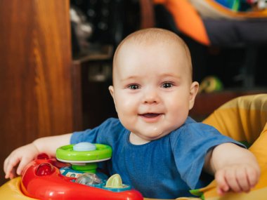 Walker 'lı beyaz bir bebeğin portresi.