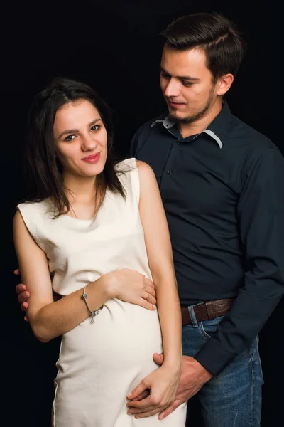 Heureux fille enceinte et homme étreignant pour ventre. Concept d'une jeune famille — Photo