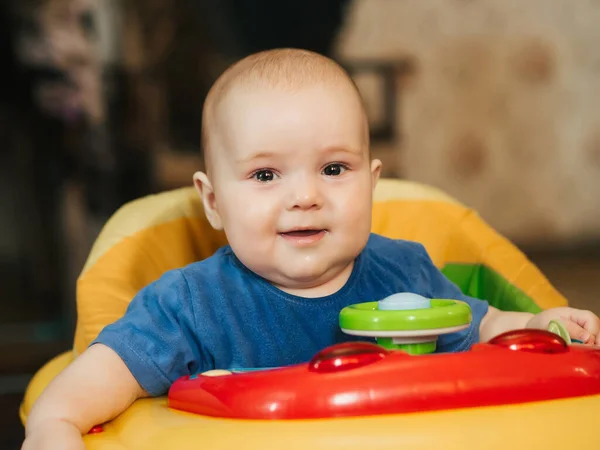 Aranyos kaukázusi fiú csecsemő baba Walker — Stock Fotó
