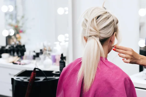 Estilista profissional faz seu cabelo para uma menina loira — Fotografia de Stock