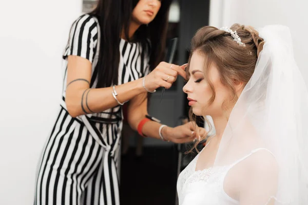 Cabeleireiro faz styling para uma noiva menina bonita — Fotografia de Stock