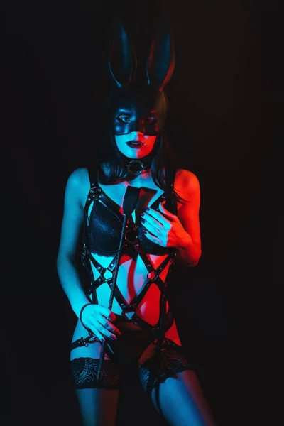 Sexy dominatrix amante menina em lingerie com couro chicote — Fotografia de Stock