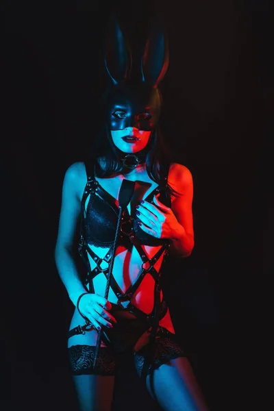 Sexy dominatrix amanta fata în lenjerie cu biciul din piele — Fotografie, imagine de stoc