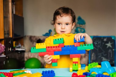 Mutlu çocuk bloklardan ev yapmayı öğreniyor.