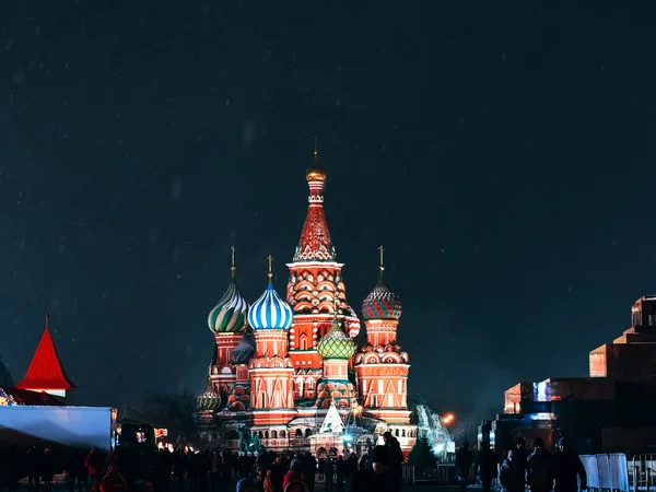 Cathédrale Saint-Basile à Moscou sur la place rouge la nuit en hiver en Russie — Photo