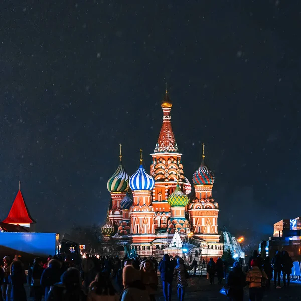 Catedral de San Basilio en la Plaza Roja de Moscú en Rusia por la noche — Foto de Stock