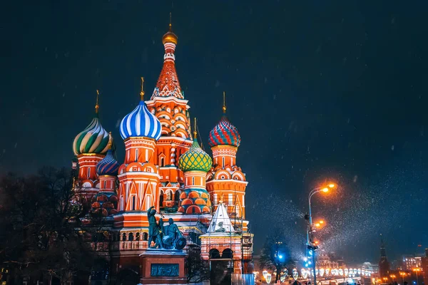 Catedral de San Basilio en la Plaza Roja de Moscú en Rusia por la noche — Foto de Stock