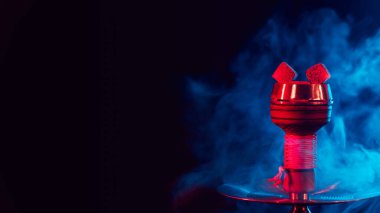 Red Hot Shisha kömürleri metal bir nargile kasesinde dumanla kaplanır.