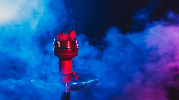 Heiße rote Kohlen für Shisha in einer Metallschüssel mit Rauch auf farbigem Hintergrund — Stockfoto