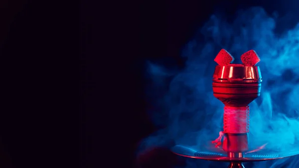 Красный горячий шиша уголь в металлической чаше кальяна на фоне дыма — стоковое фото