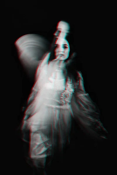 Retrato de una chica fantasma en un vestido con borrosa sobre un fondo oscuro — Foto de Stock