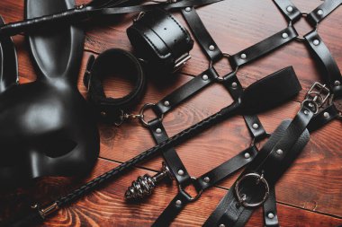 Sert BDSM seksi için bir dizi seks oyuncağı