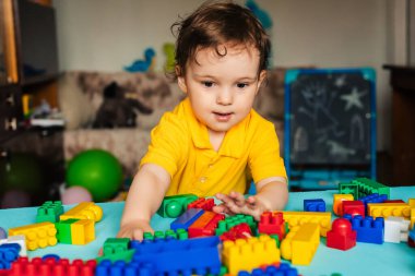 Çocuk bloklardan ev yapmayı öğreniyor.