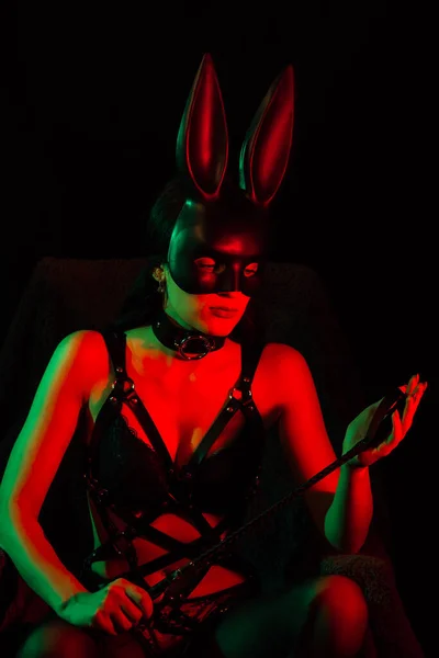 Nu sexy maîtresse fille masqué lapin en cuir ceinture — Photo