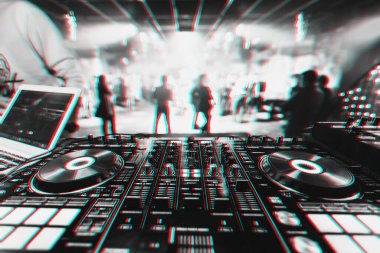 Profesyonel DJ müzik karıştırıcısı Bir müzik konserinde