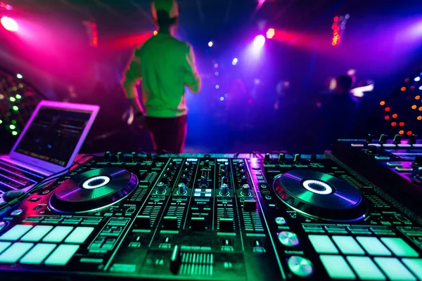 Controller musicale professionale DJ Board per la miscelazione di musica elettronica — Foto Stock