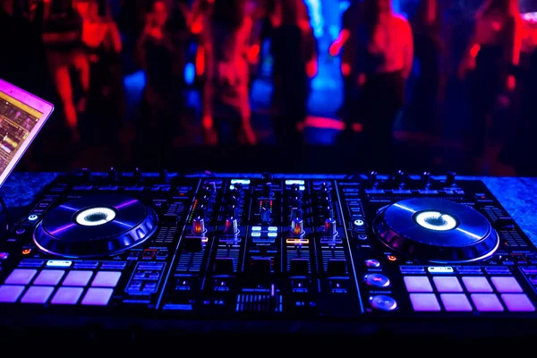 Controller musicale DJ mixer in un nightclub a una festa — Foto Stock