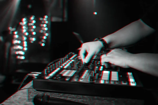 男性DJ在专业音乐控制器上混合电子音乐 — 图库照片
