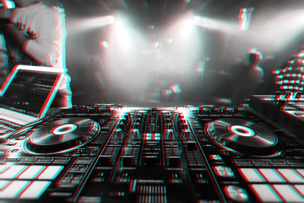Mixer profissional de música DJ em uma festa em um concerto de música — Fotografia de Stock