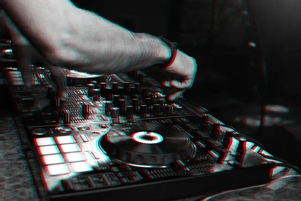 Руки на DJ воспроизведение музыки на профессиональном контроллере микшера в ночном клубе — стоковое фото