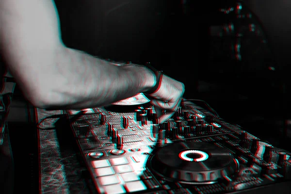 DJ, bir gece kulübünde profesyonel bir kontrol panosunda müzik karıştırıyor. — Stok fotoğraf