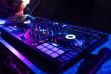 Elektronik bir partide müzik denetleyici DJ Panosu