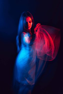 Elbise giymiş genç bir kızın bulanık portresi.