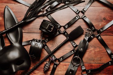 Sert BDSM seksi için bir dizi seks oyuncağı egemenlik ve boyun eğme ile. Deri kamçı, kelepçe, kemer.