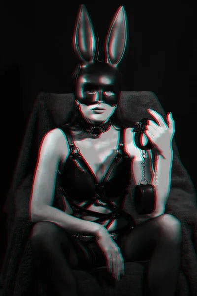 Сексуальна жінка-рабиня в еротичній білизні з маскою зайчика з шкіряними наручниками — стокове фото