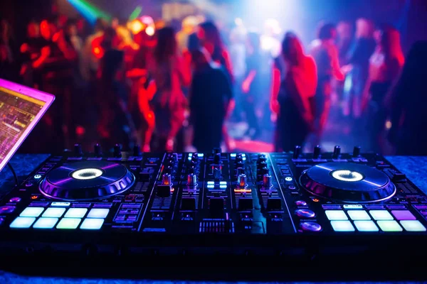 Музыкальный контроллер DJ миксер в ночном клубе на вечеринке — стоковое фото