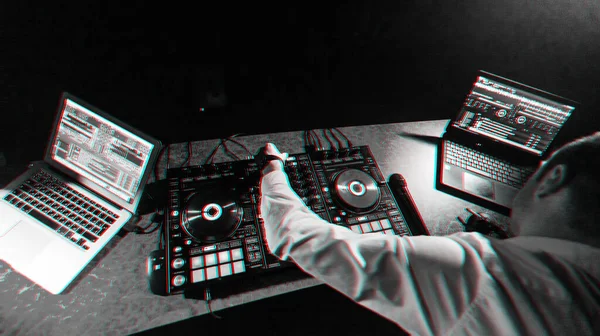 DJ tangan mencampur musik pada Dewan pencampuran di klub malam — Stok Foto