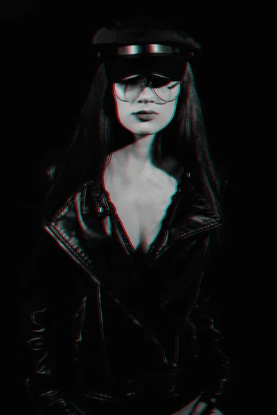 Retrato de uma menina sexy com óculos em uma jaqueta de couro e boné — Fotografia de Stock
