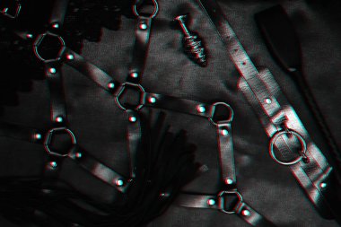 Seks dükkanında BDSM seks için ayarlanmış. Metal anal tıkaç, deri kamçı.