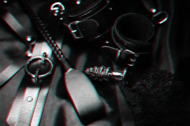 Metal anal tıpa ve kırbaçla deri kelepçeler. BDSM oyuncakları ayarlandı